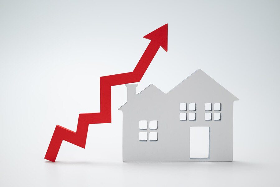 Image of a house with a red arrow suggesting the increasing rate of the cost of living